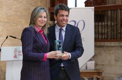 Carlos Mazón entrega el Premi a la Divulgació Financera de la Fundació d’Estudis Borsaris i Financers a CaixaBank Research